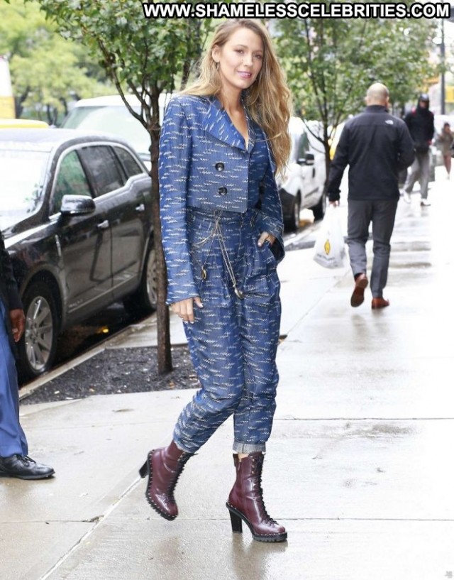 Blake Lively New York Babe Posing Hot Celebrity Paparazzi Fashion New