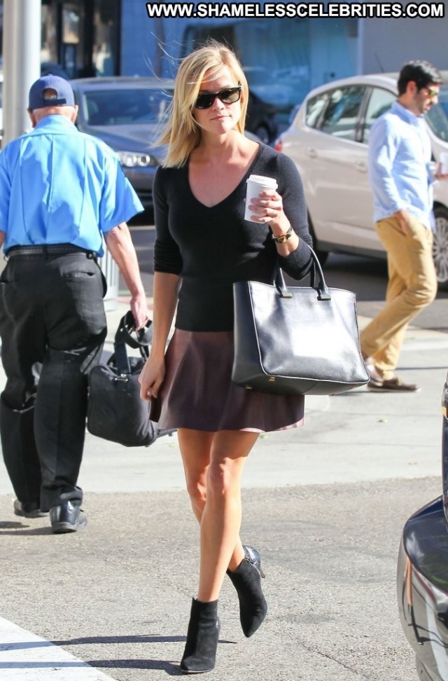 Reese Witherspoon Beverly Hills High Resolution Posing Hot Celebrity